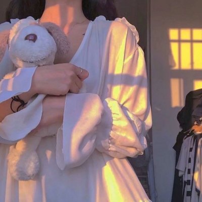 与一位女士合影